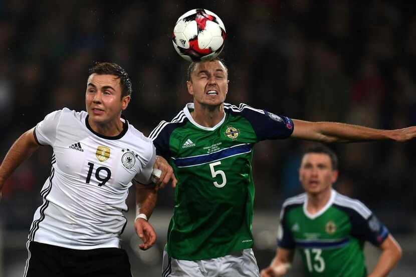 Mario Goetze (izq.) y la selección alemana derrotaron 2-0 al combinado de Irlanda del Norte...