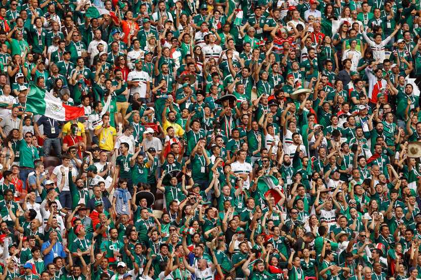 Sección de fans de México en el partido del domingo ante Alemania. AP
