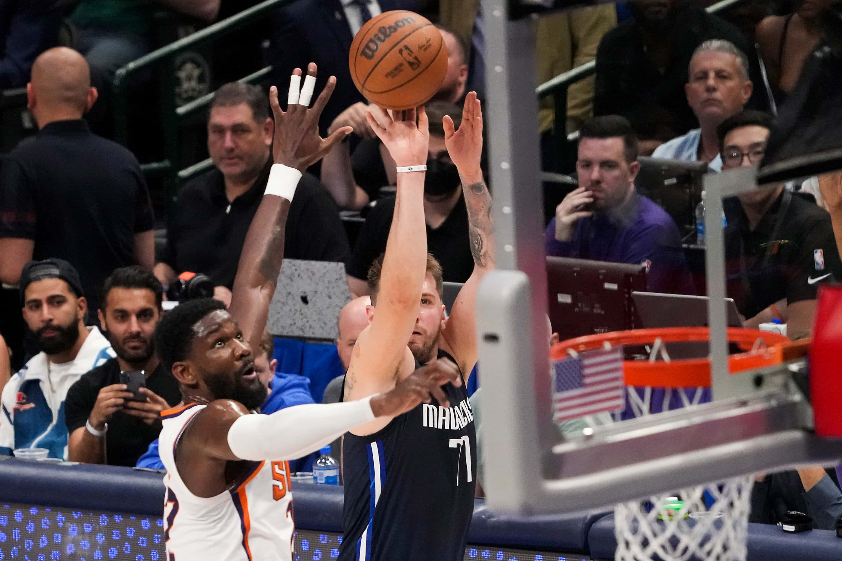 Dallas Mavericks guard Luka Doncic (77) shoots a 3-pointer as Phoenix Suns center Deandre...