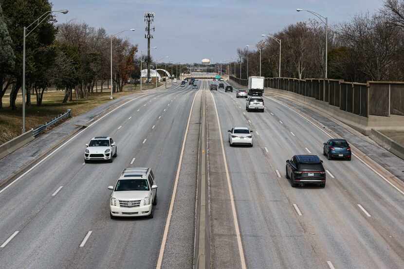 Tránsito sobre Dallas North Tollway y Walnut Hill Ln en Dallas.