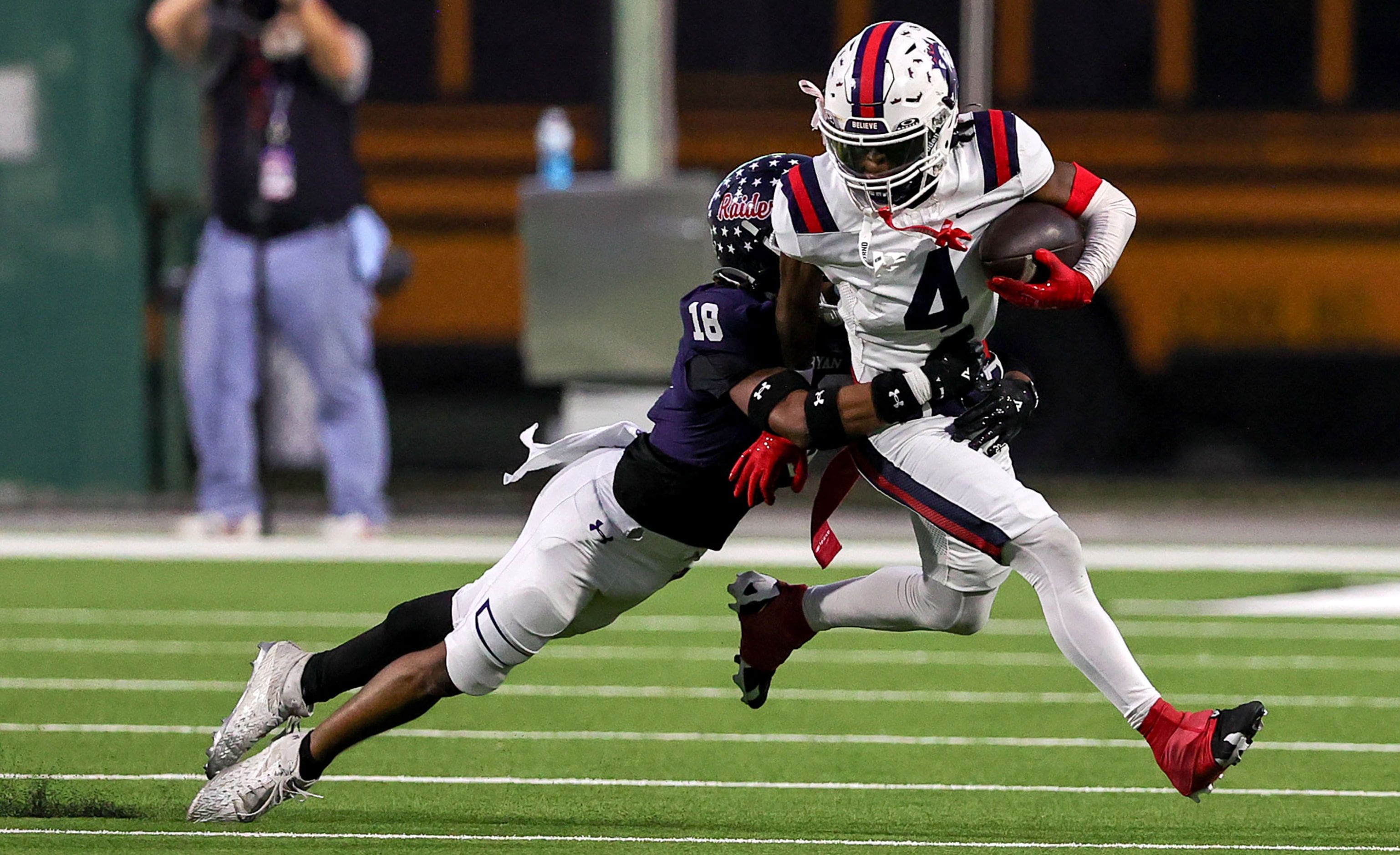 Richland wide receiver Deon Jones (4) tries to break free from Denton Ryan defensive back...