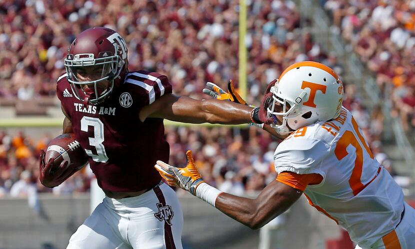 Texas A&M wide receiver Christian Kirk (3) stiff arms Tennessee Volunteers defensive back...