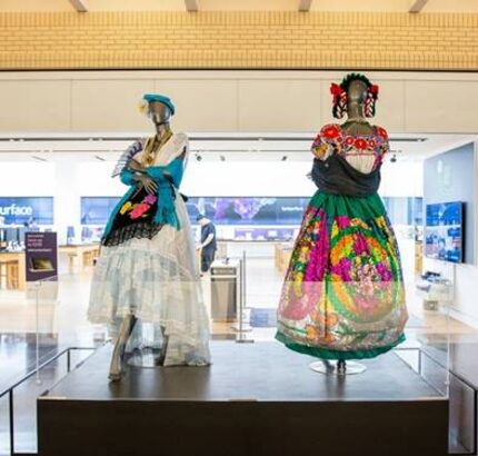 Los vestidos representan los estados de Veracruz (izq.) y Puebla.