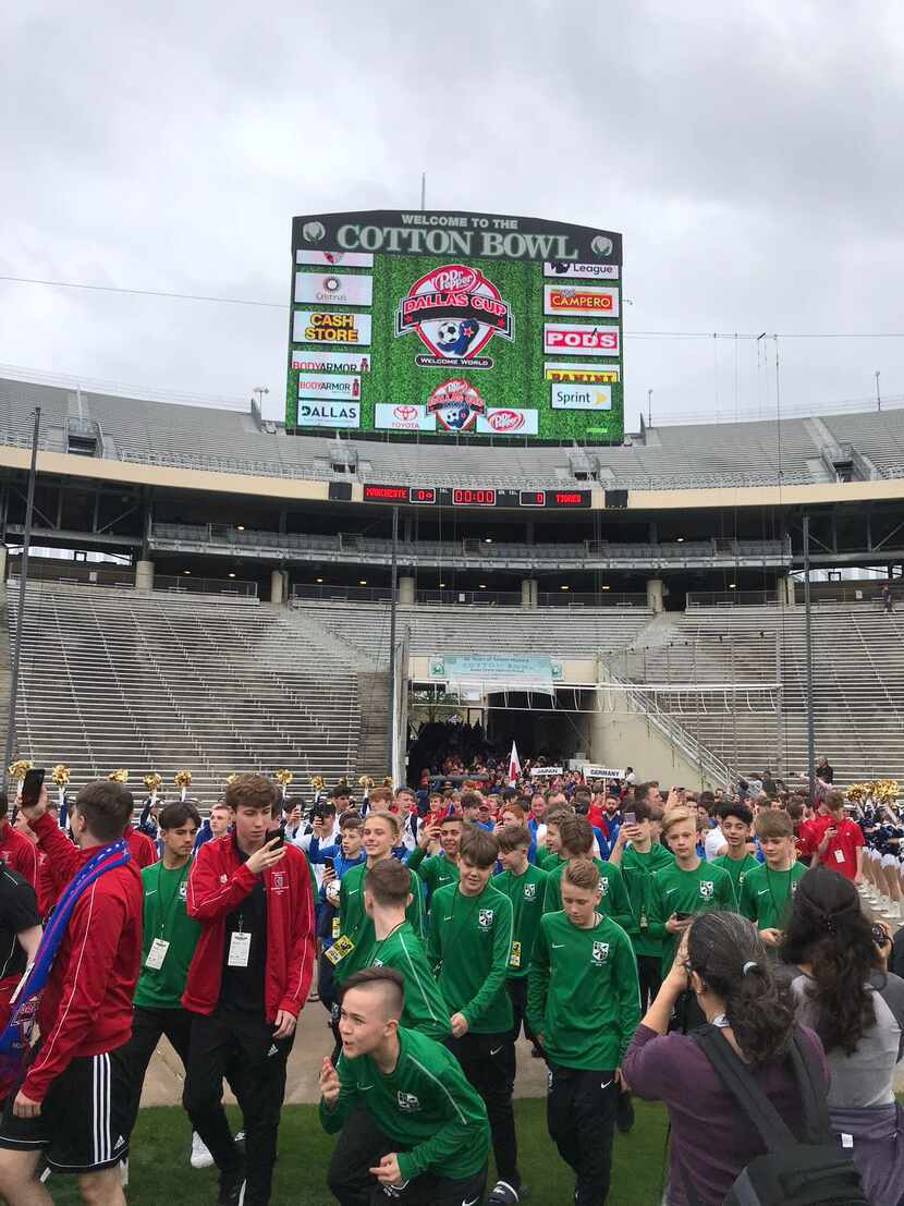 Desfile de jugadores en día de inauguración de la Dallas Cup 2018. Foto Al Día