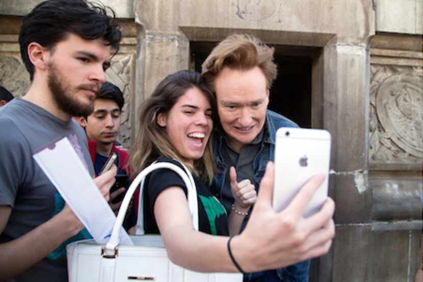 El comediante Conan O’Brien se toma una foto con una simpatizante en la Ciudad de México....