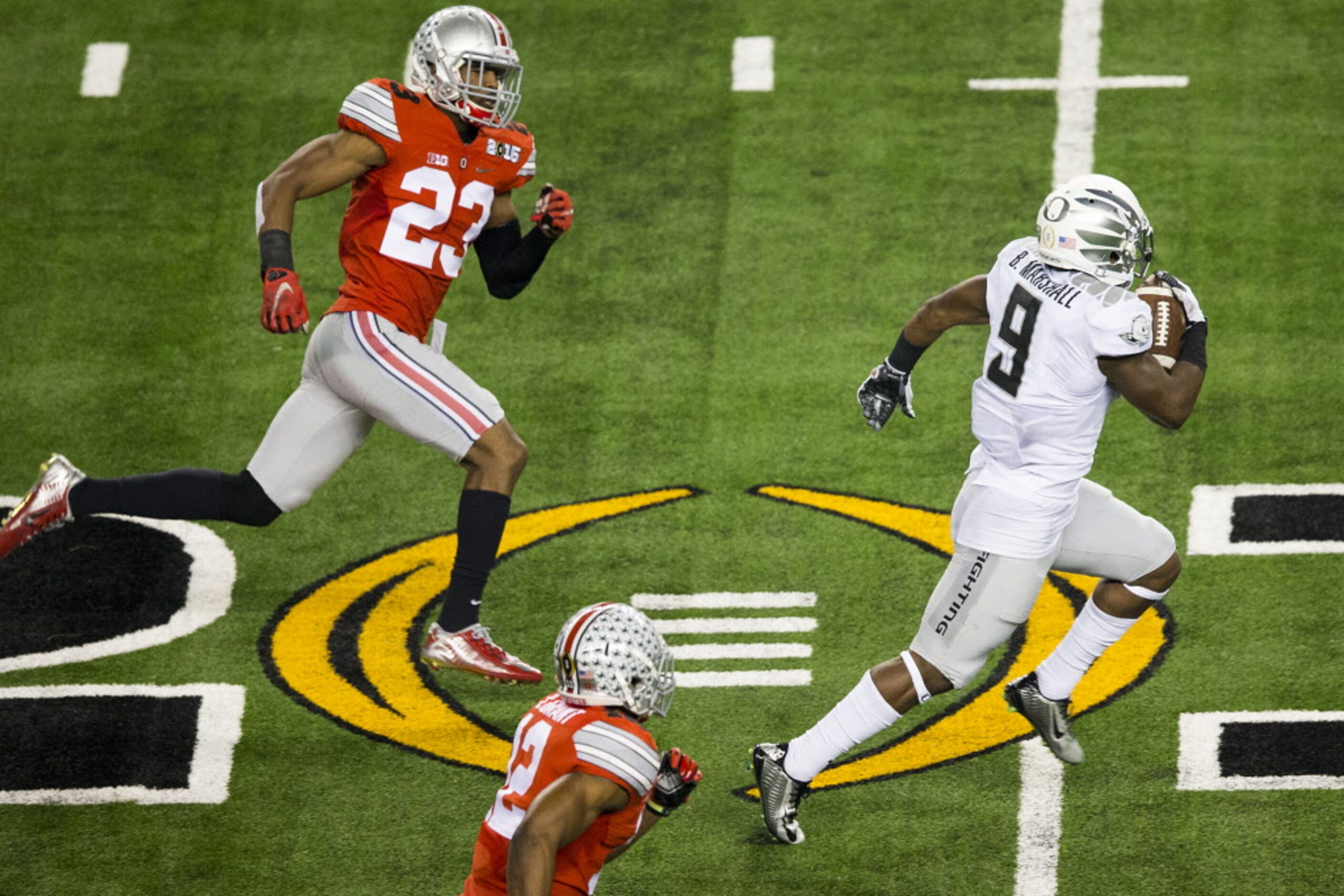 Oregon Ducks running back Byron Marshall (9) races past Ohio State Buckeyes safety Tyvis...