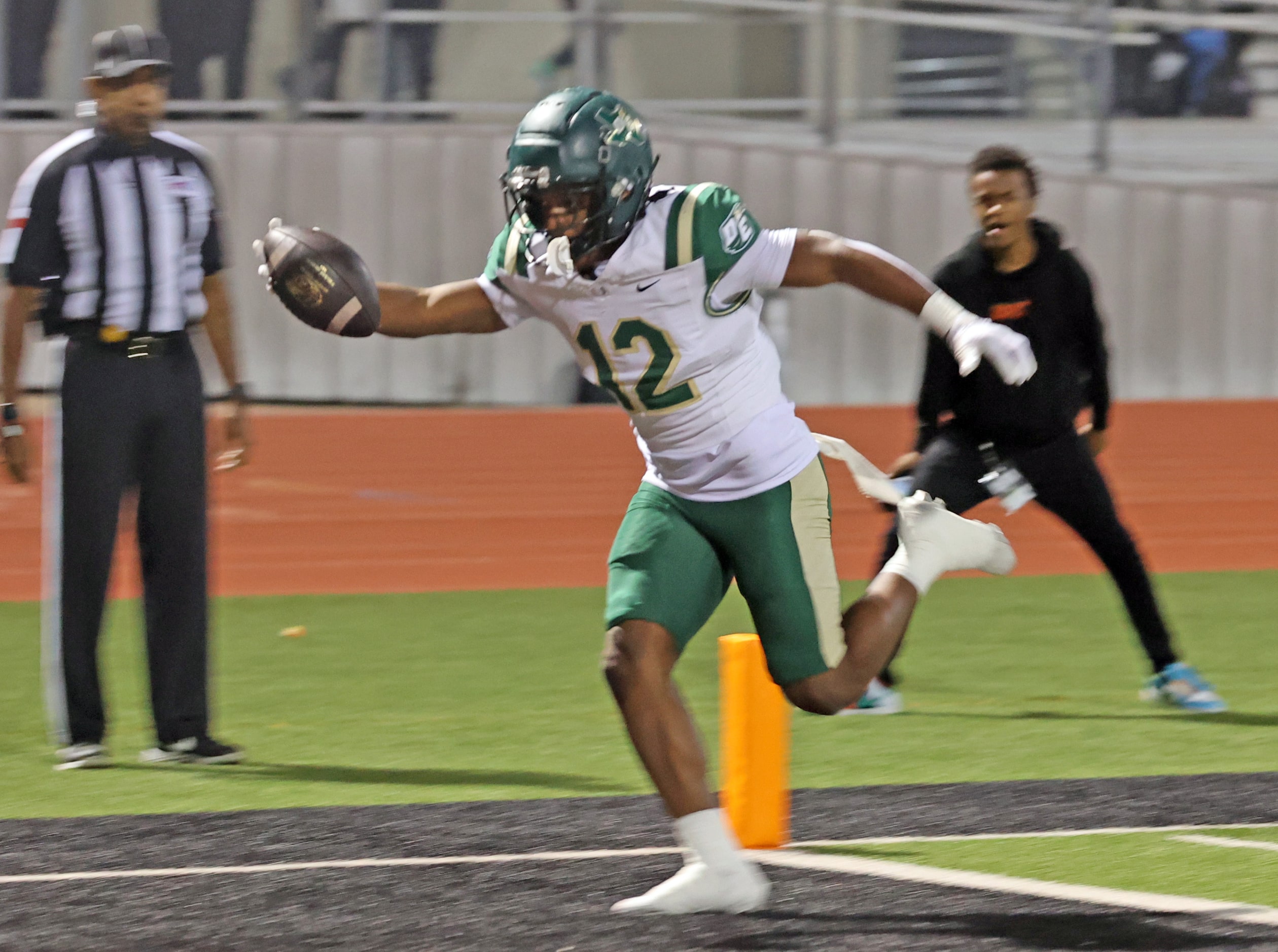 DeSoto High RB SaRod Baker (12) runs the football in for a touchdown during the first half...