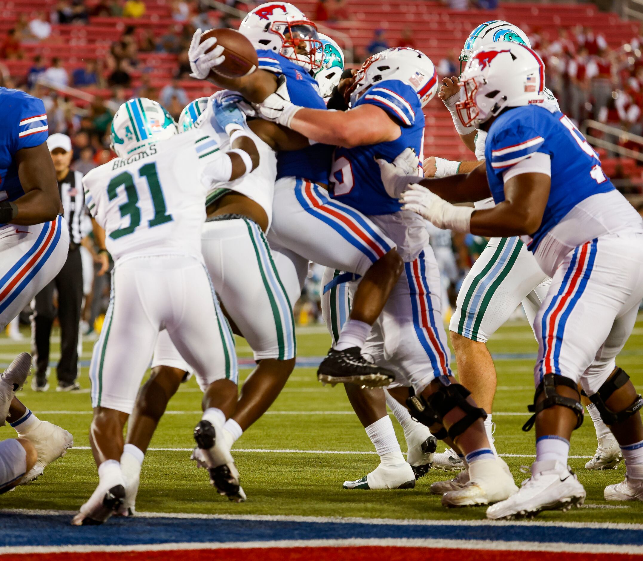 Southern Methodist Mustangs running back Tre Siggers (4) runs in for a touchdown during the...