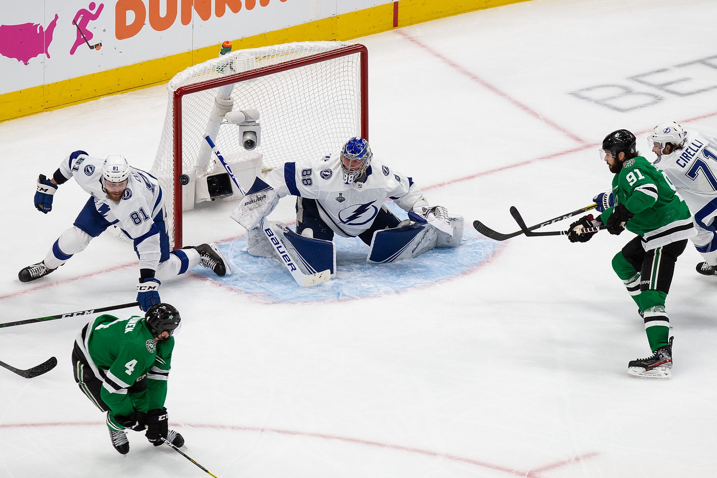 Miro Heiskanen (4) and Tyler Seguin (91) of the Dallas Stars attack the net as goaltender...