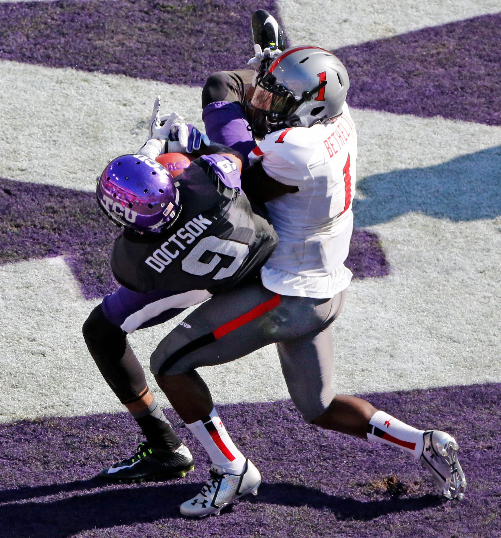 TCU receiver Josh Doctson (9) catches his second touchdown pass of the first quarter despite...