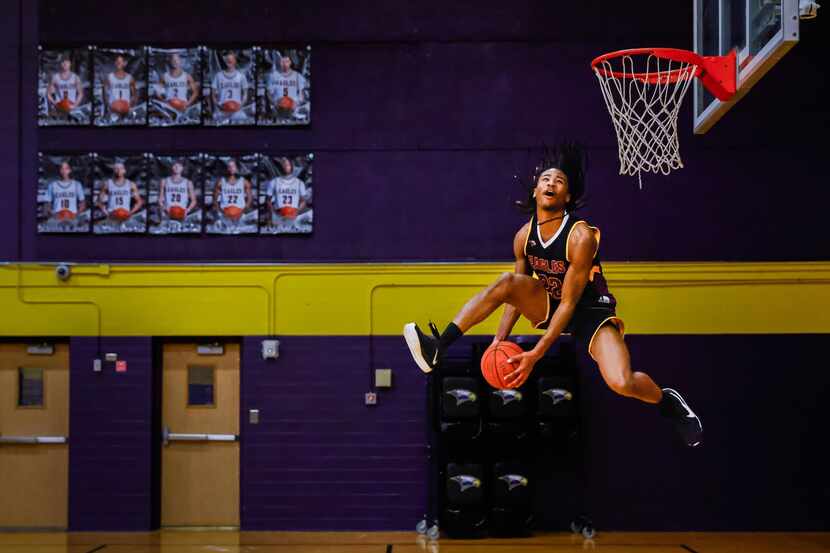 Richardson basketball player Cason Wallace dunks the basketball during a photo shoot in...