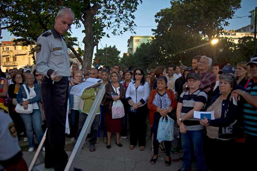 Una fila de personas que esperan afuera de la embajada de Estados Unidos en La Habana, en...