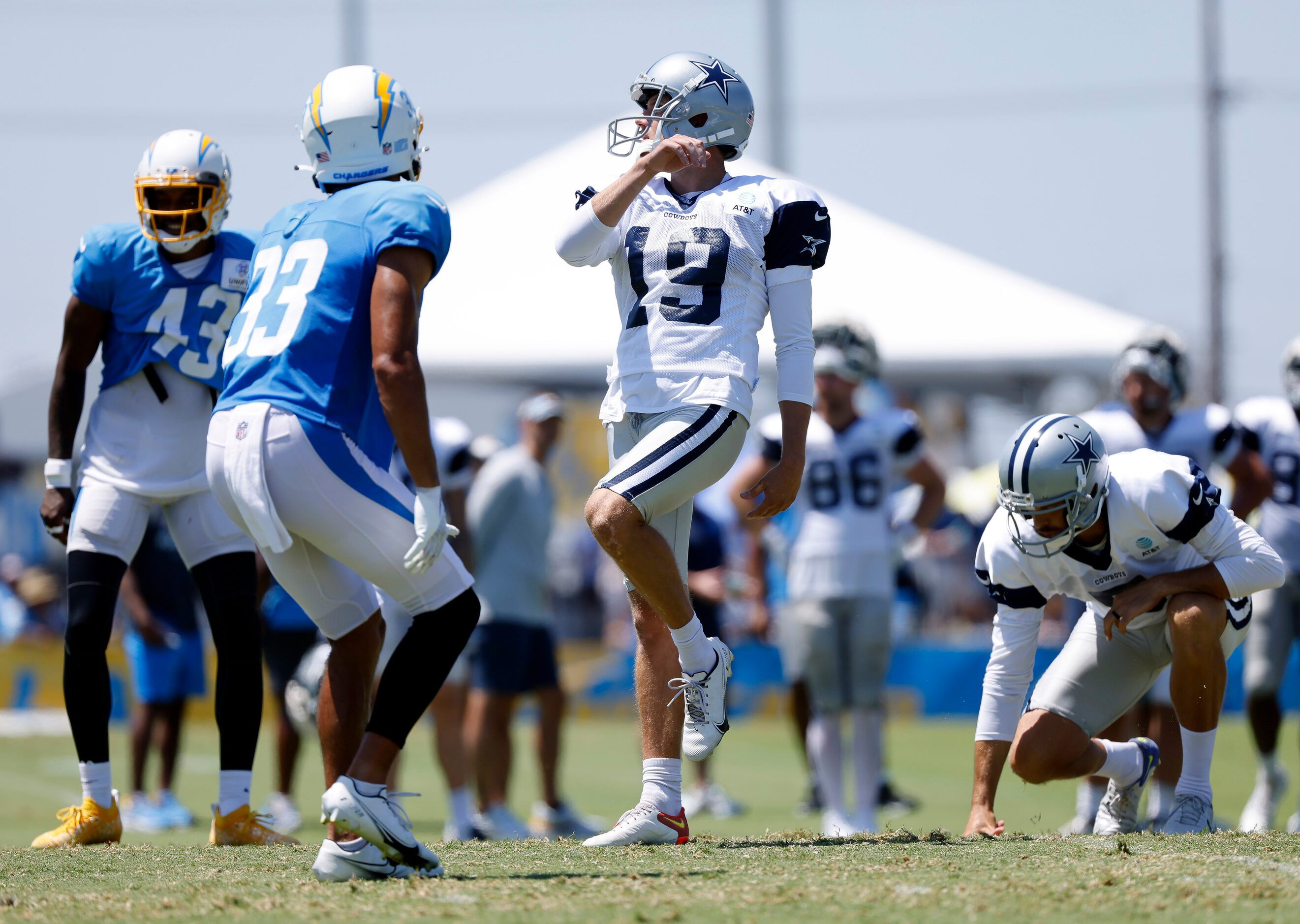 Dallas Cowboys place kicker Brett Maher (19) watch his field goal attempt against the Los...