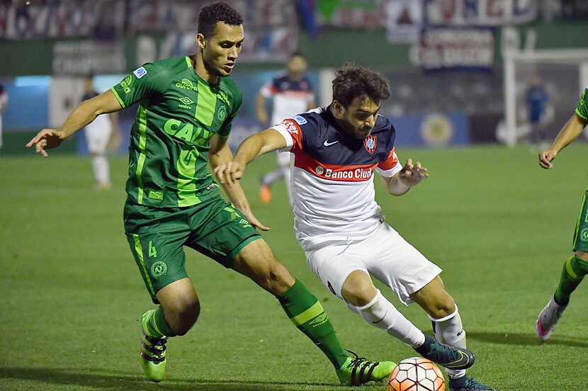 Neto (izq) y el Chapecoense llegaron a la final de la Copa Sudamericana por primera vez en...