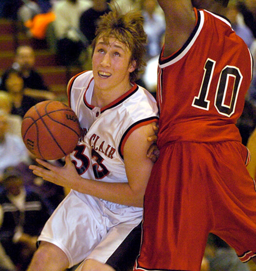 John Heller/Post-Gazette  Ambridge 02/19/05  USC vs New Castle Playoffs:  USC's Sean Lee...