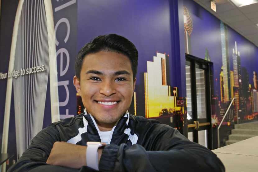 José Álvarez, se graduó de Grand Prairie y ahora estudia en El Centro gracias a Dallas...