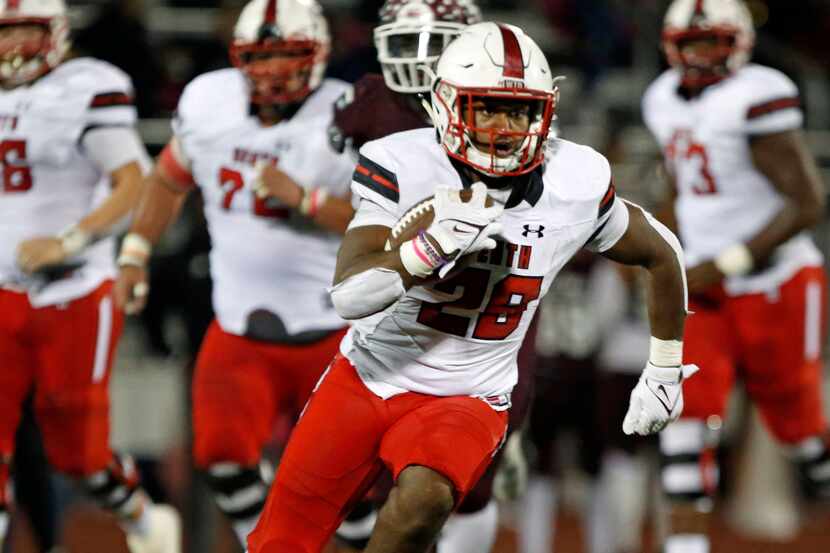 Rockwall Heath RB Zach Evans (26) breaks free and picks up 31 yards during the first half of...