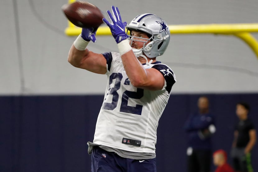 Dallas Cowboys tight end Jason Witten (82) reaches up to make a catch during drills at the...