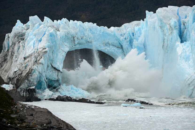 Trozos de hielo se rompen en el glaciar Perito Moreno, Lago Argentino, en el Parque Nacional...