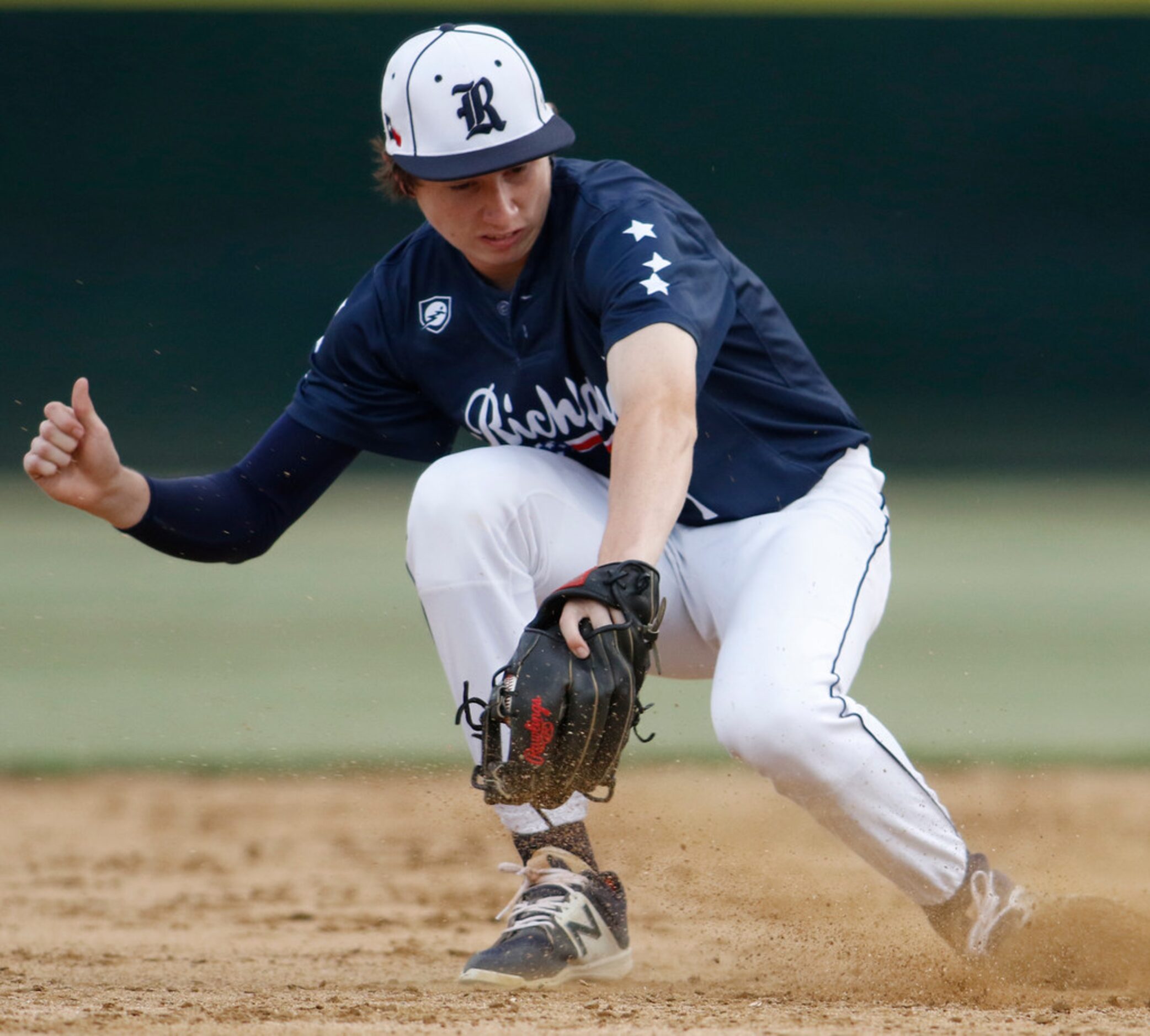 Richland infielder Jackson Lentz (1) makes a nice stop on a wide throw which allowed a...