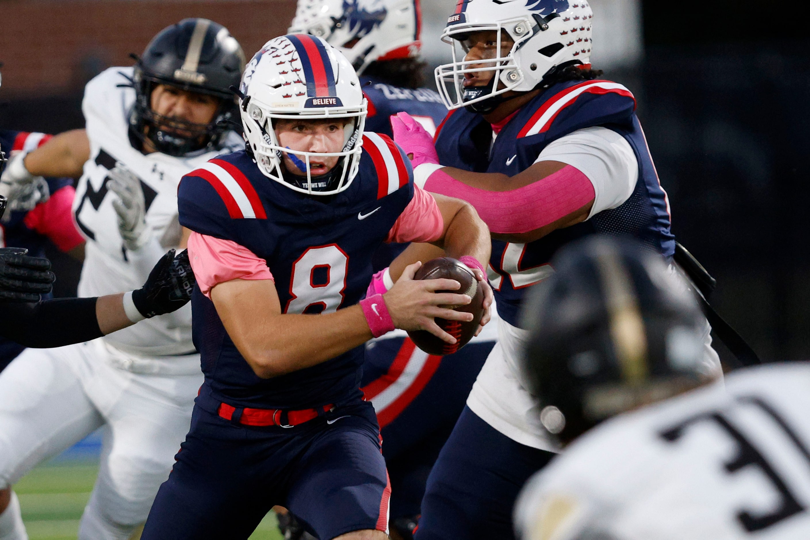 Richland's quarterback Drew Kates (8) carries the ball against Fossil Ridge in the first...