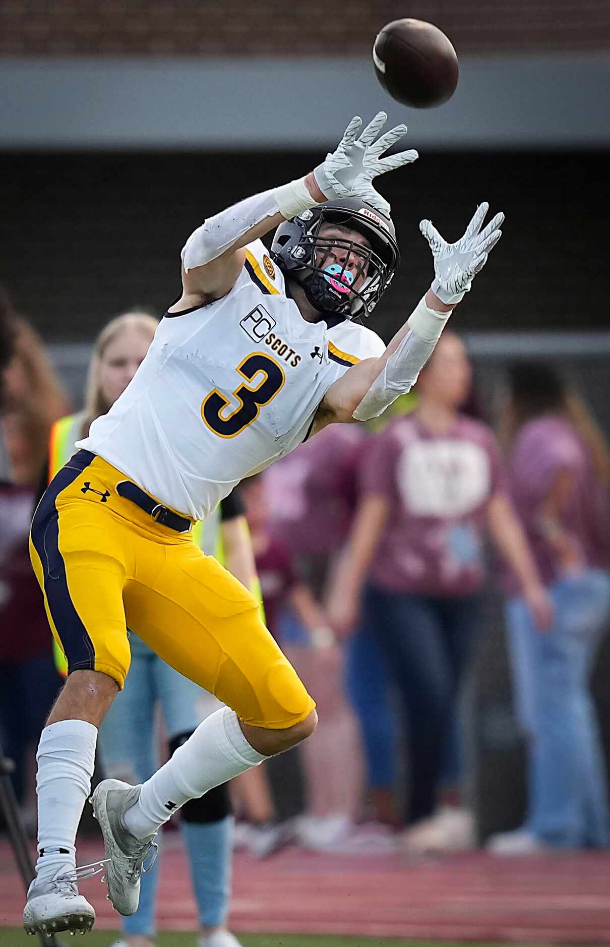 Highland Park wide receiver Jackson Heis (3) catches a pass on a 56-yard touchdown during...