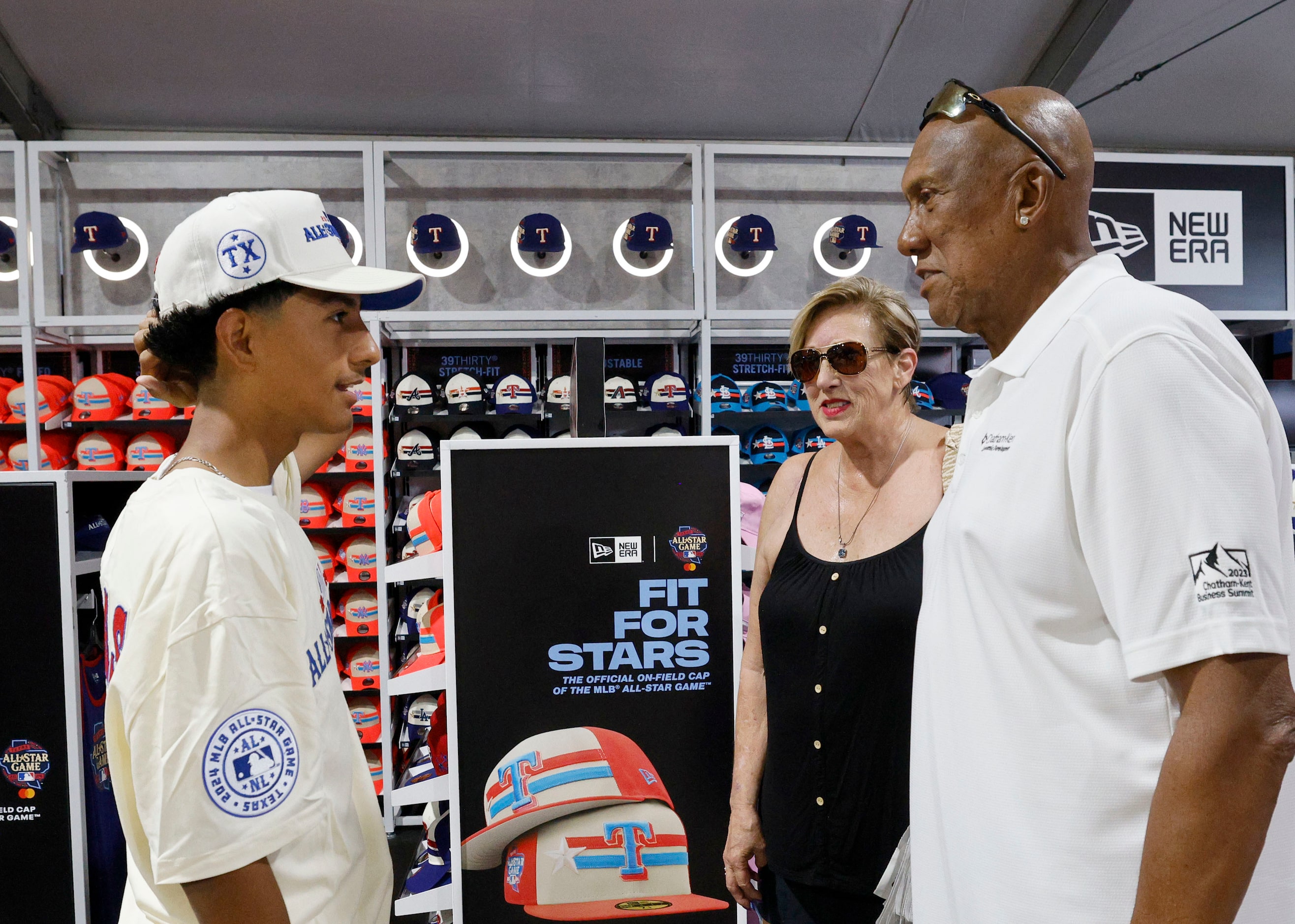 Make-a-Wish kid Steven Tovar, 16, of Bell Gardens, Calif., left, talks with former Texas...