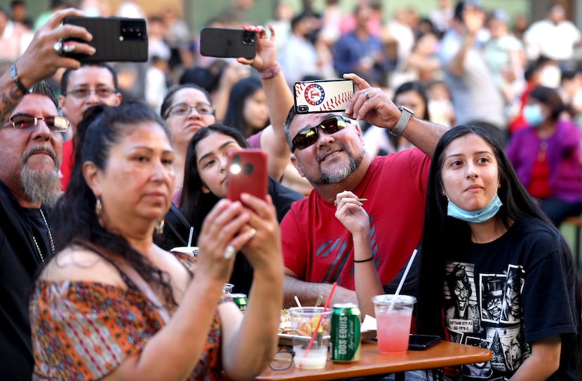 Listeners capture memories at Mariachi Rosas Divinas' May 5 show.