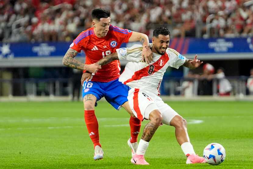 El jugador de la selección de Chile,  Rodrigo Echeverría (izq), pelea el balón con el...