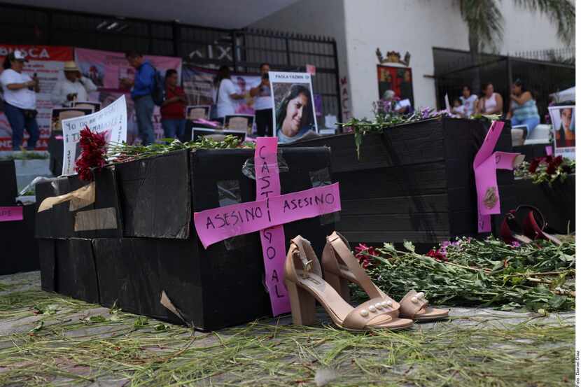 Madres de desaparecidas o víctimas de feminicidio instalaron un plantón frente al Palacio de...