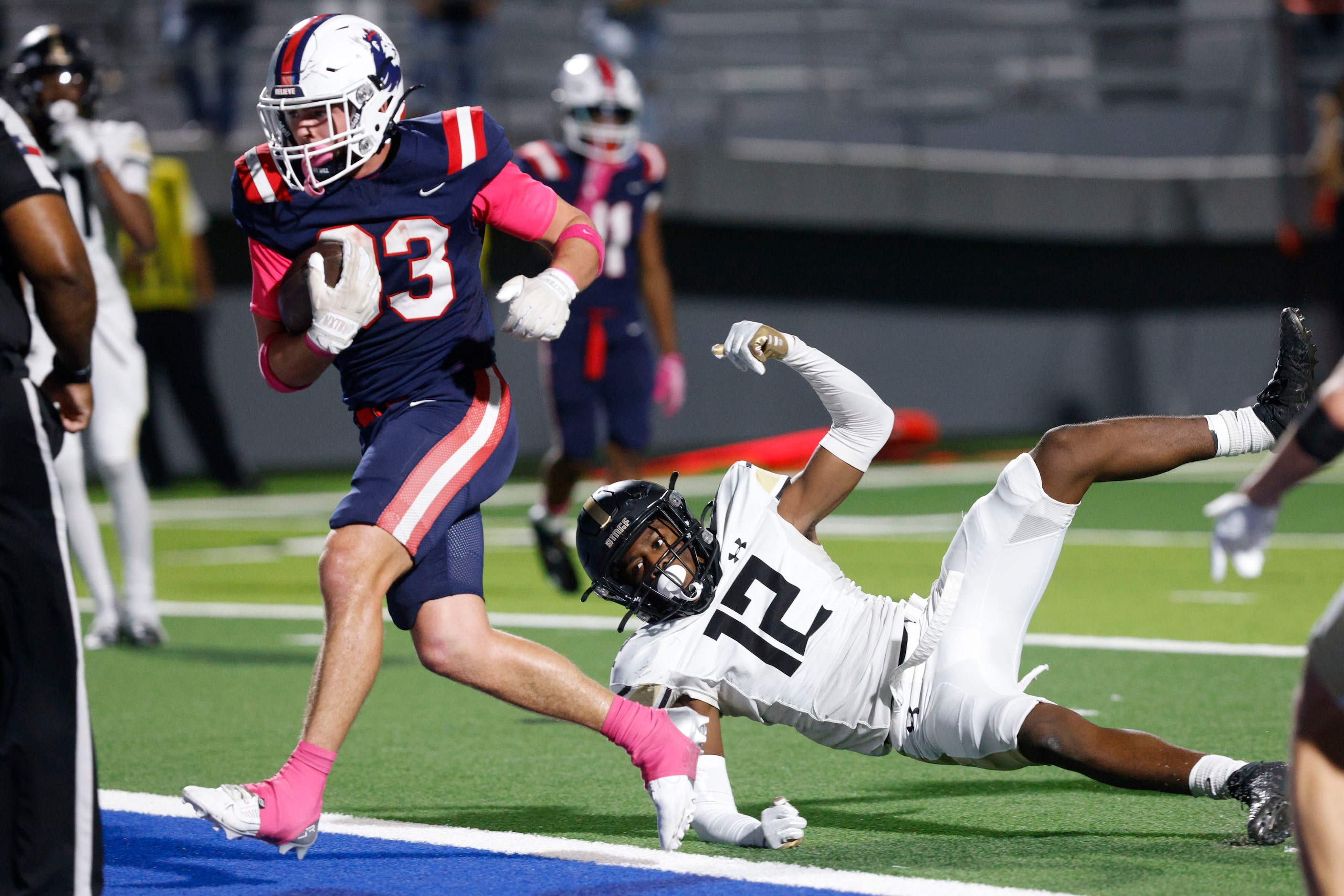 Richland's Hunter Moreno (33) scores a touchdown over Fossil Ridge's Kaiden Foster(12) in...