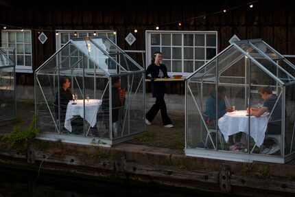 En esta fotografía del 5 de mayo de 2020, personal del restaurante Mediamatic sirve comida a...