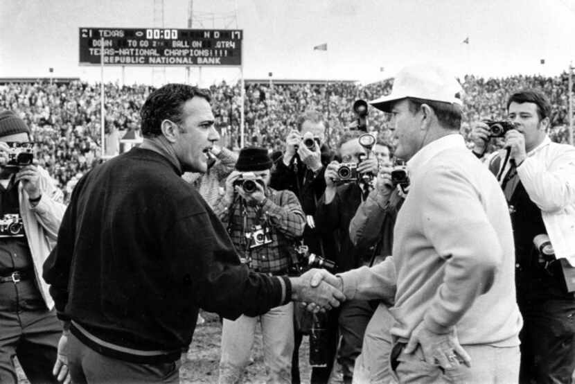 University of Texas head coach Darrell Royal shakes hands with Notre Dame coach Ara...