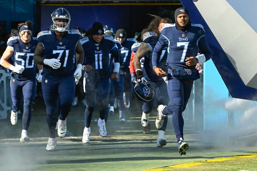 Tennessee Titans quarterback Malik Willis (7), quarterback Joshua Dobbs (11), guard Dennis...