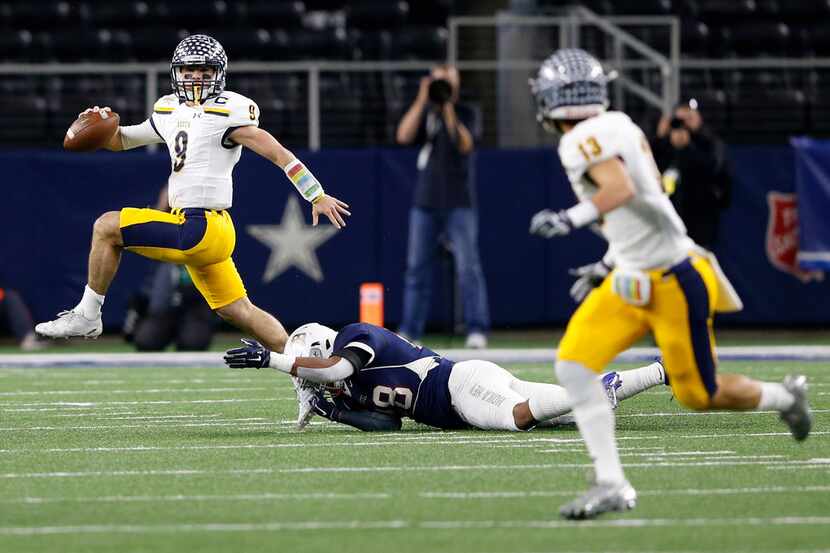 Highland Park's John Stephen Jones (9) escapes from Manvel's DePriest Taylor (28) on a pass...