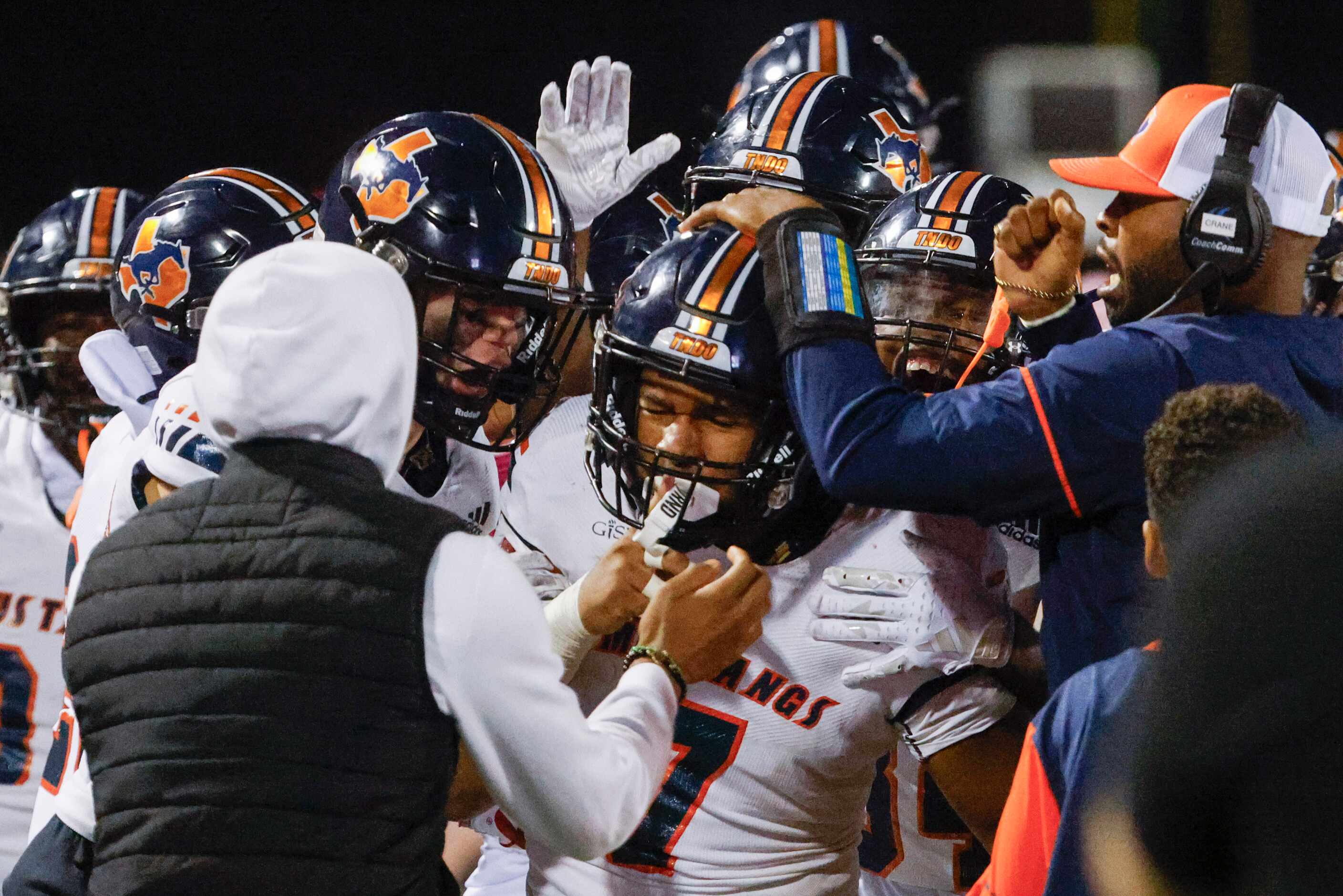 Sachse high school’s Vashon Brunswick (7) cheers with his teammates after intercepting a...