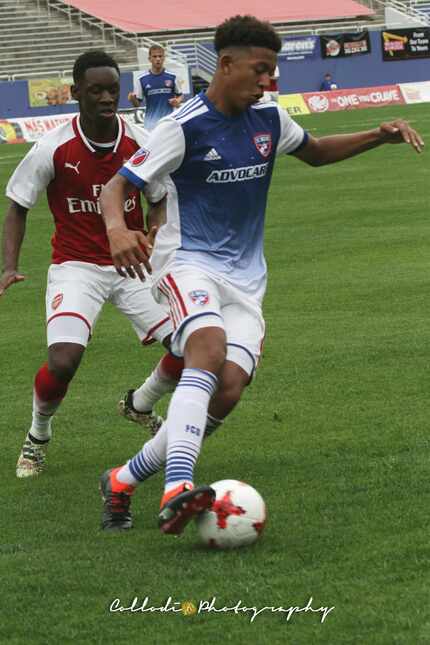 Chris Richards dribbles against Arsenal during the 2018 Dallas Cup while playing for the FC...