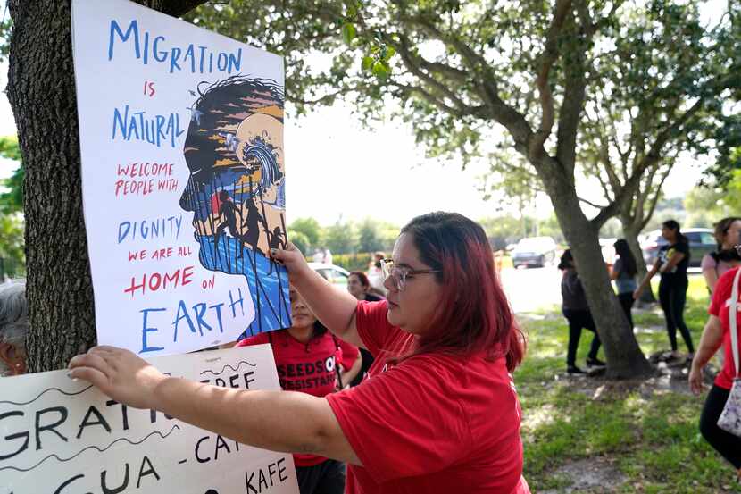 Cynthia Moreno, de 32 años, coloca un cartel frente a una oficina de la agencia policial de...
