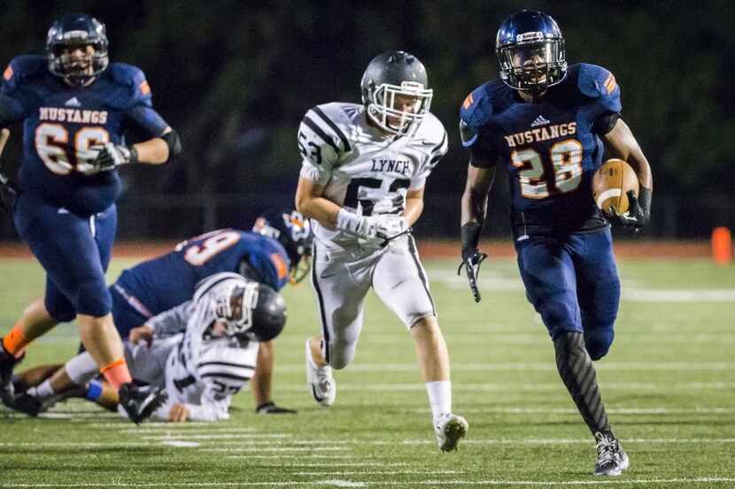 Sachse wide receiver Donovan Duvernay (28) races past Bishop Lynch linebacker Daniel Packard...