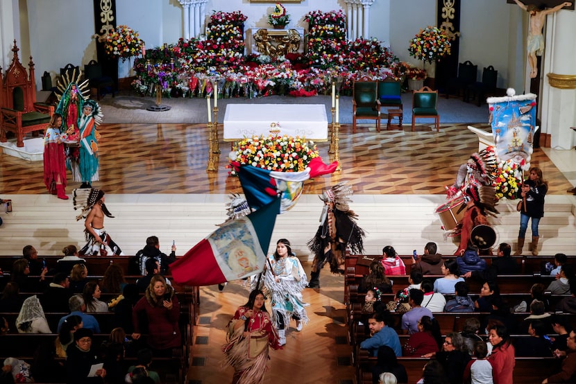 Banderas mexicanas y bailes tradicionales fueron parte de los festejos para la Virgen el...