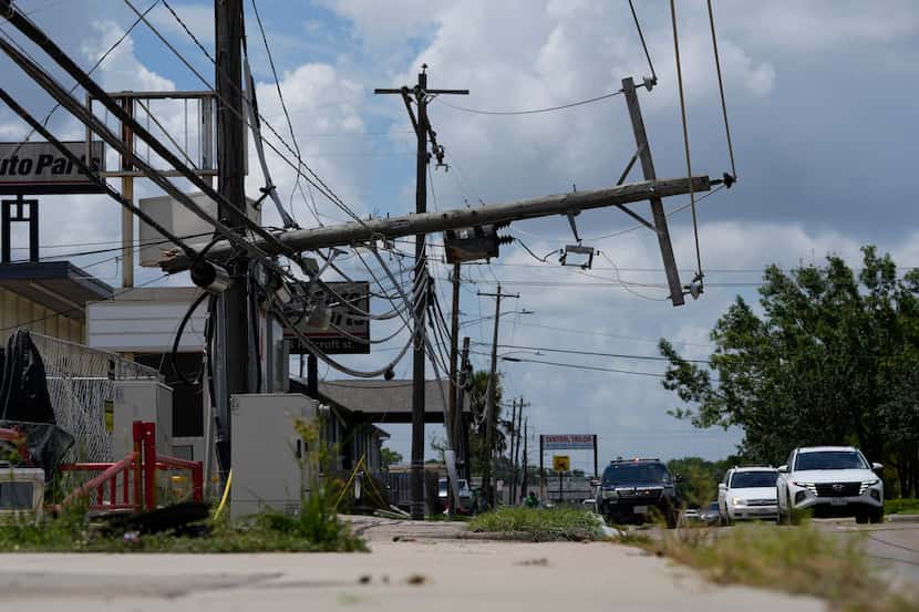 Una torre de líneas de electricidad derribada en Houston, el martes 9 de julio de 2024, tras...
