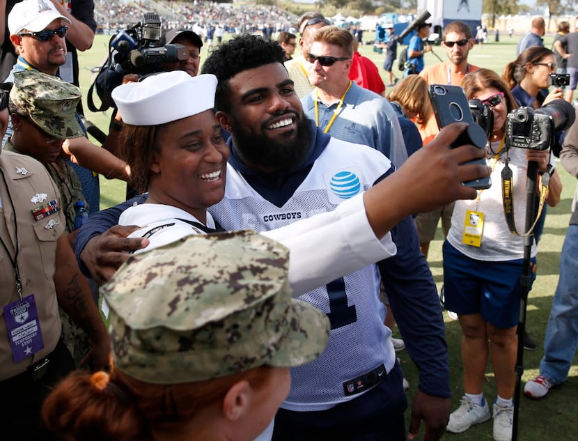 Dallas Cowboys running back Ezekiel Elliott (21) takes a selfie with Christa Bates from Port...