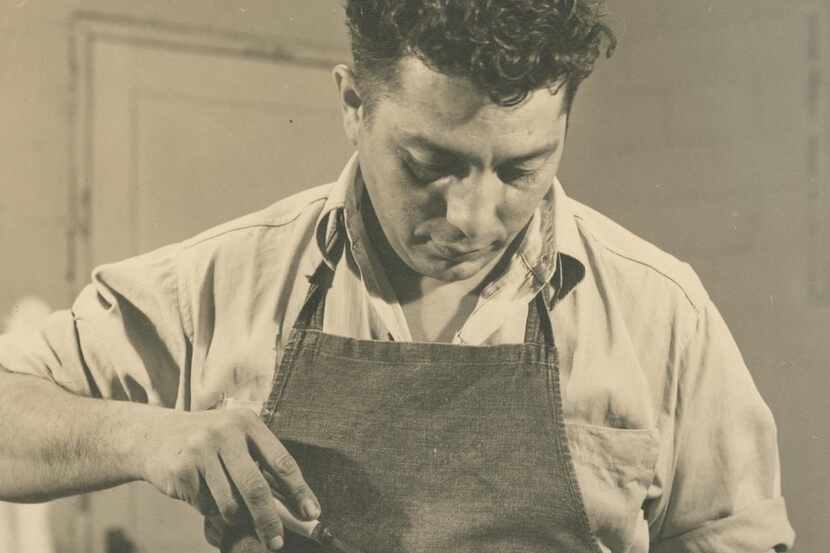 Retrato de Octavio Medellín trabajamndo en su taller en 1945.(HAMON ARTS LIBRARY/ SMU)
