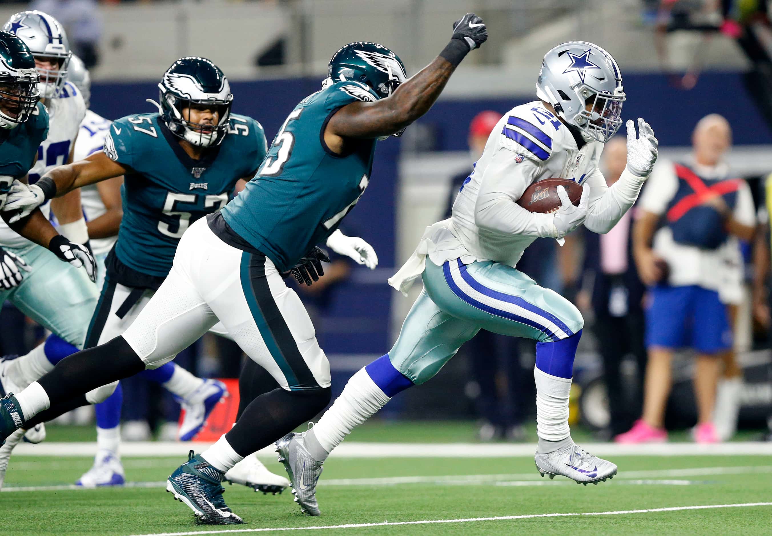 Dallas Cowboys running back Ezekiel Elliott (21) runs for a would be first quarter touchdown...