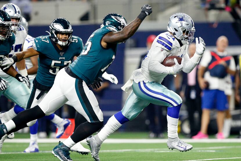 Dallas Cowboys running back Ezekiel Elliott (21) runs for a would be first quarter touchdown...