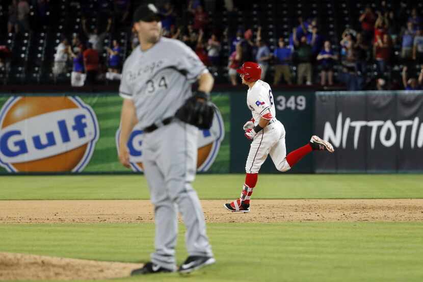 Chicago White Sox relief pitcher Matt Albers (34) stands by the mound as Texas Rangers' Ryan...