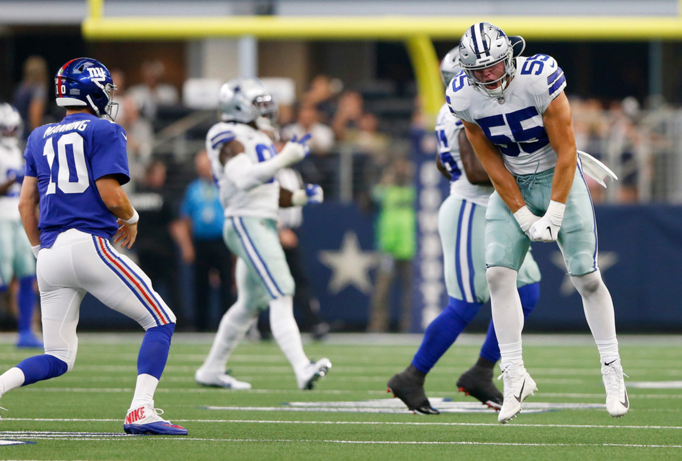 Dallas Cowboys LOOK: 'Wolf Hunter' LB Vander Esch Feeds Wild Bear