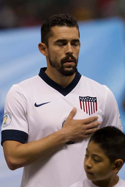 Hérculez Gómez entonado el himno de Estados Unidos en un juego contra México en el Estadio...