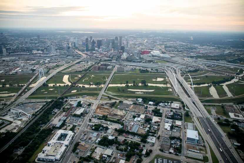 Los puentes Margaret Hunt Hill (izq.) y Margaret McDermott con una vista de Dallas al fondo.