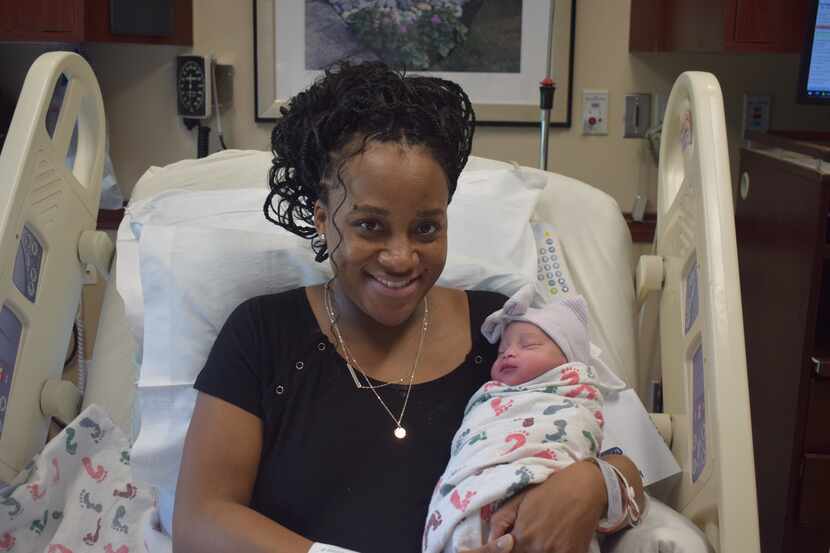 Alicia Álvarez sostiene a su bebé recién nacida, Sol Celeste Álvarez, el 8 de abril de 2024...